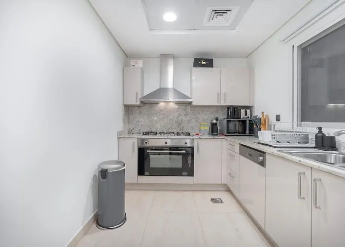 Absolutely Stunning 3 Bedroom Apartment In Downtown