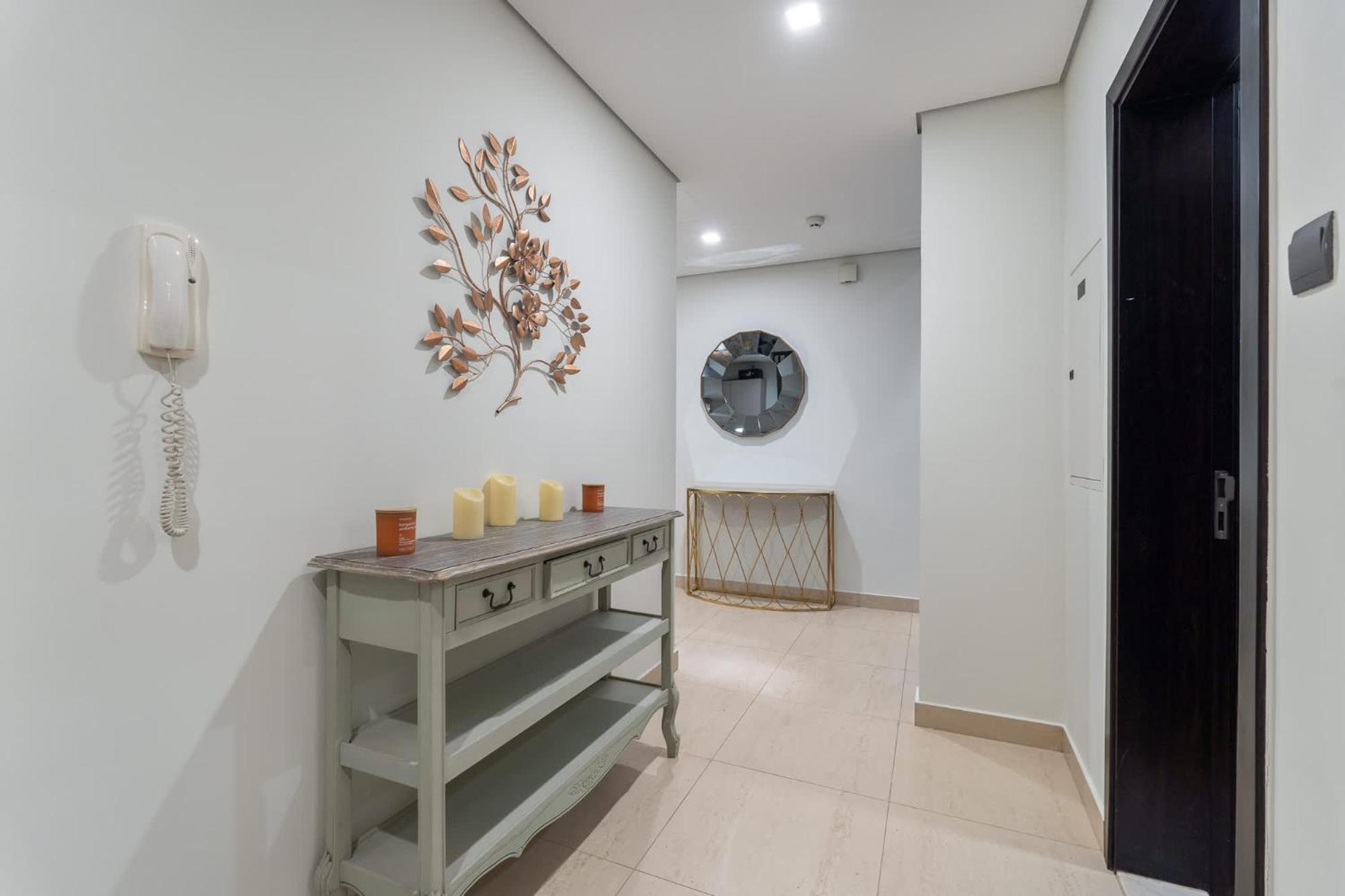 Absolutely Stunning 3 Bedroom In Downtown شقة *