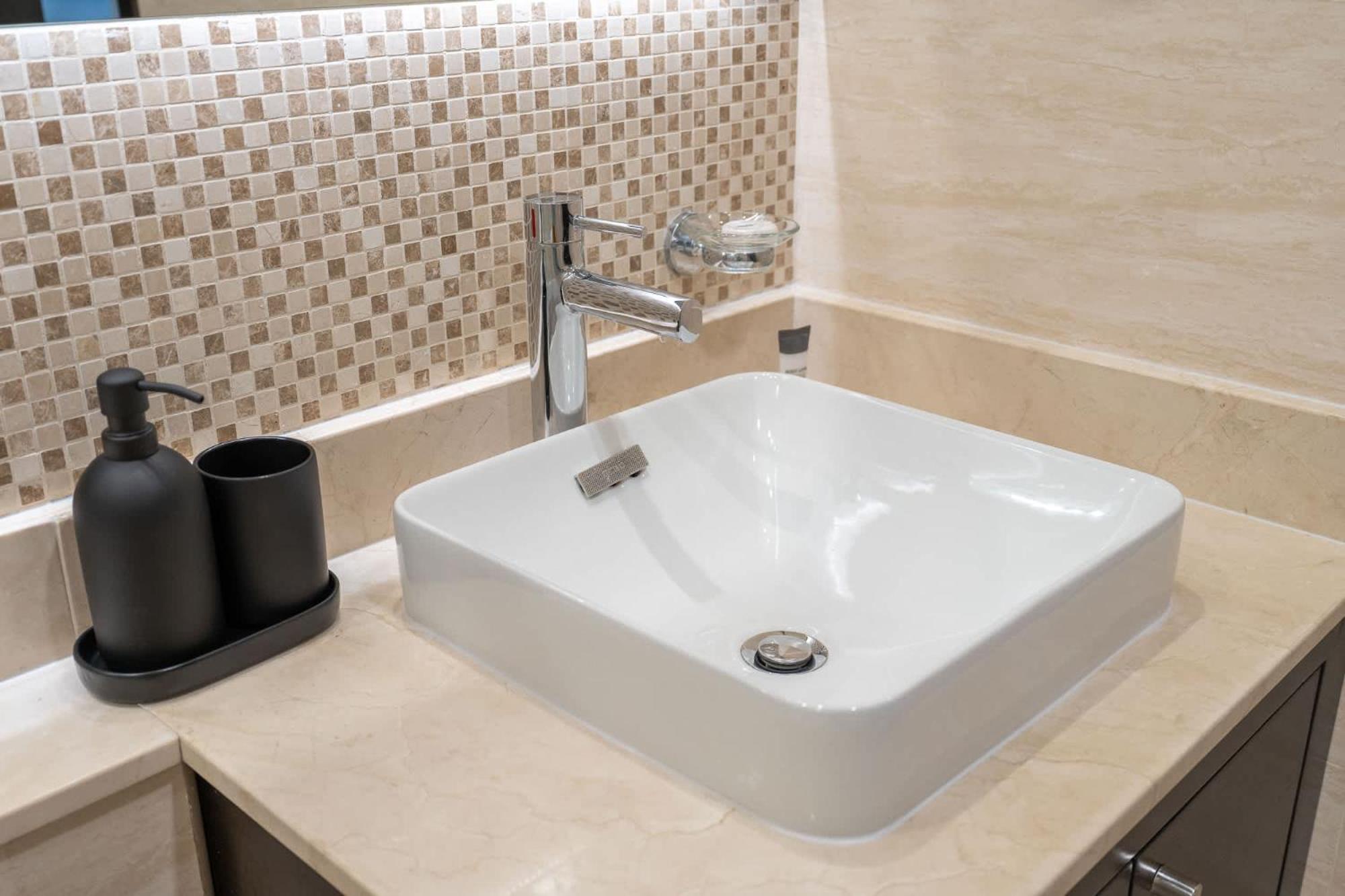 Absolutely Stunning 3 Bedroom In Downtown شقة *