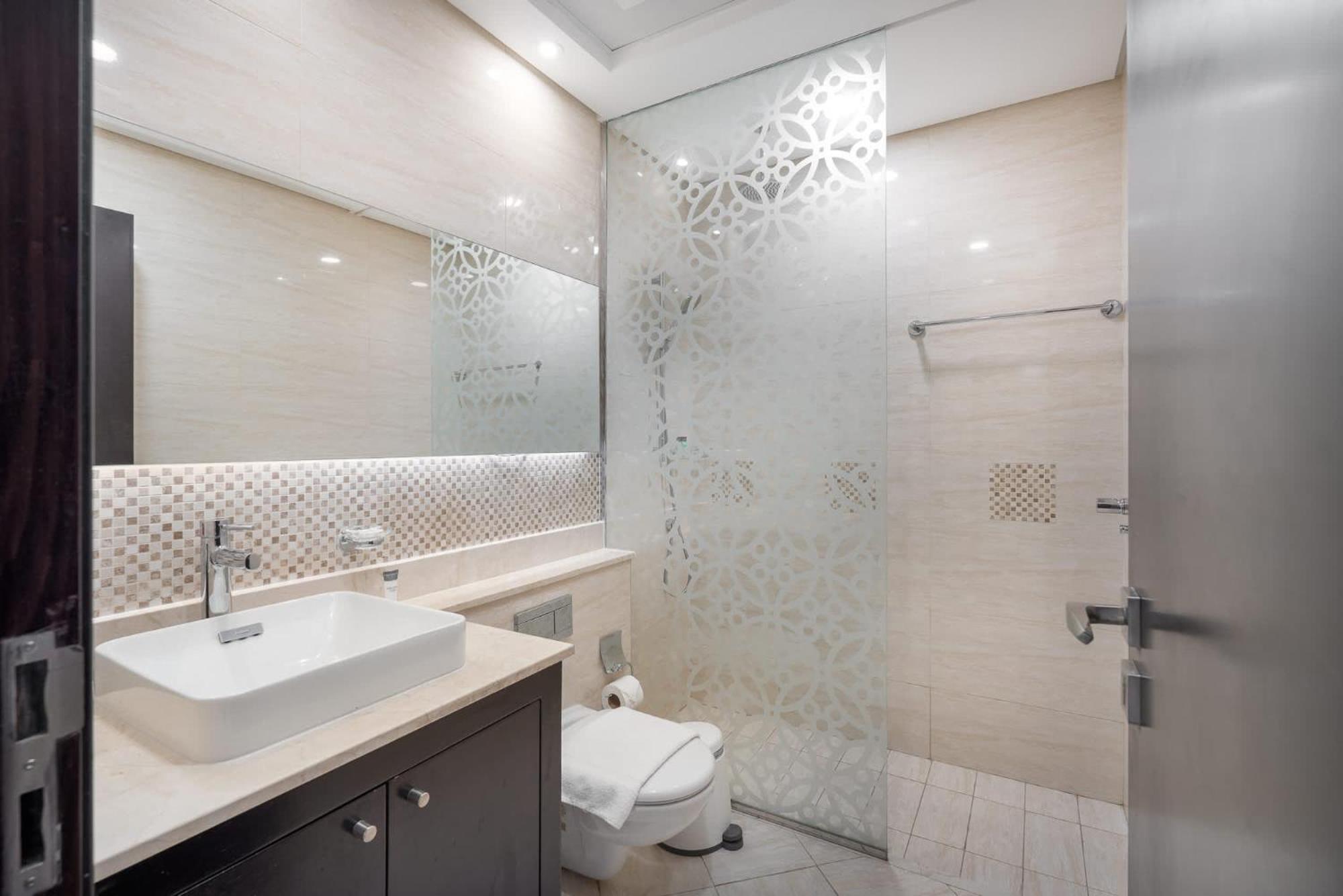 Absolutely Stunning 3 Bedroom In Downtown شقة *