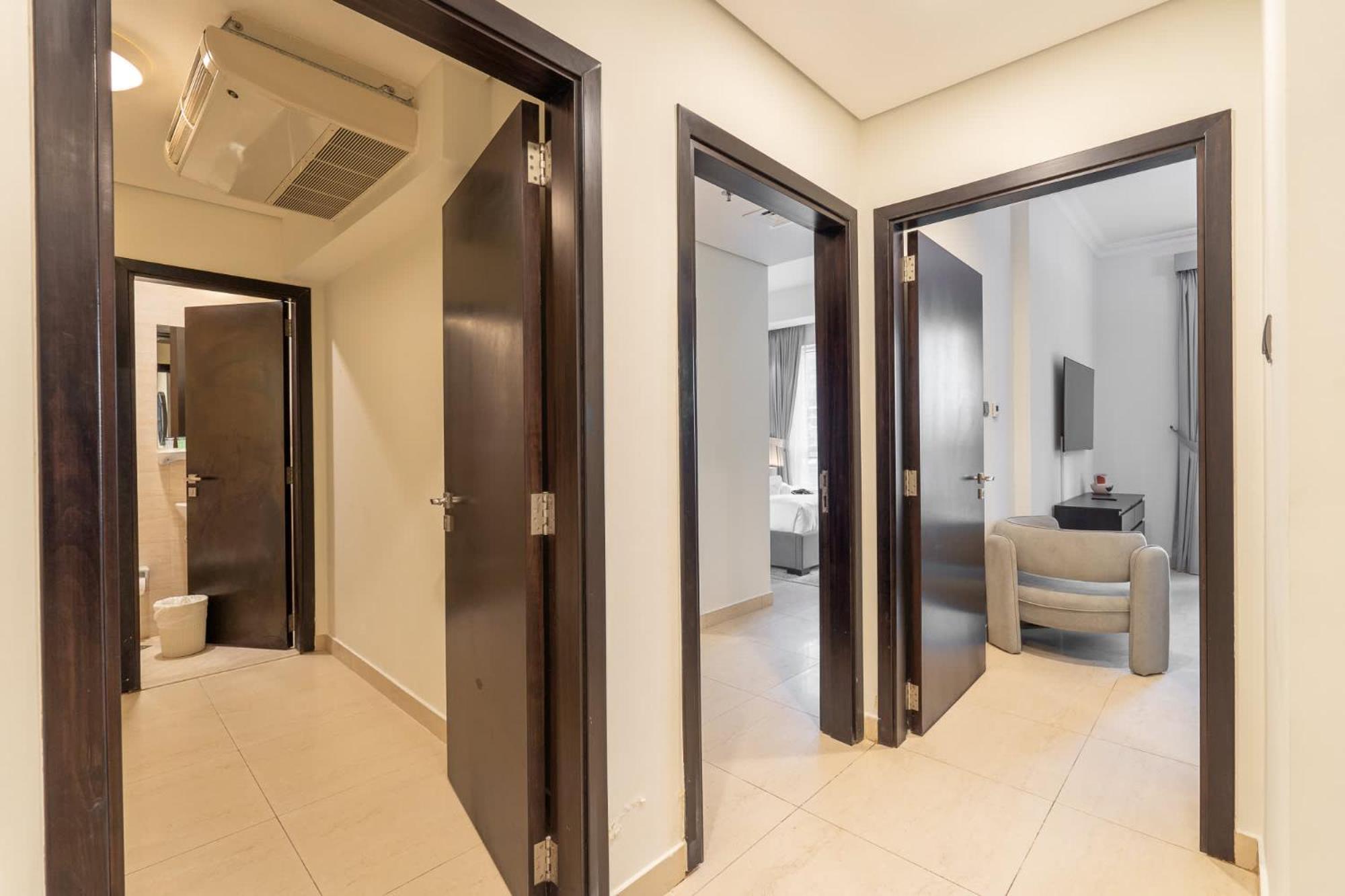 Absolutely Stunning 3 Bedroom In Downtown شقة *